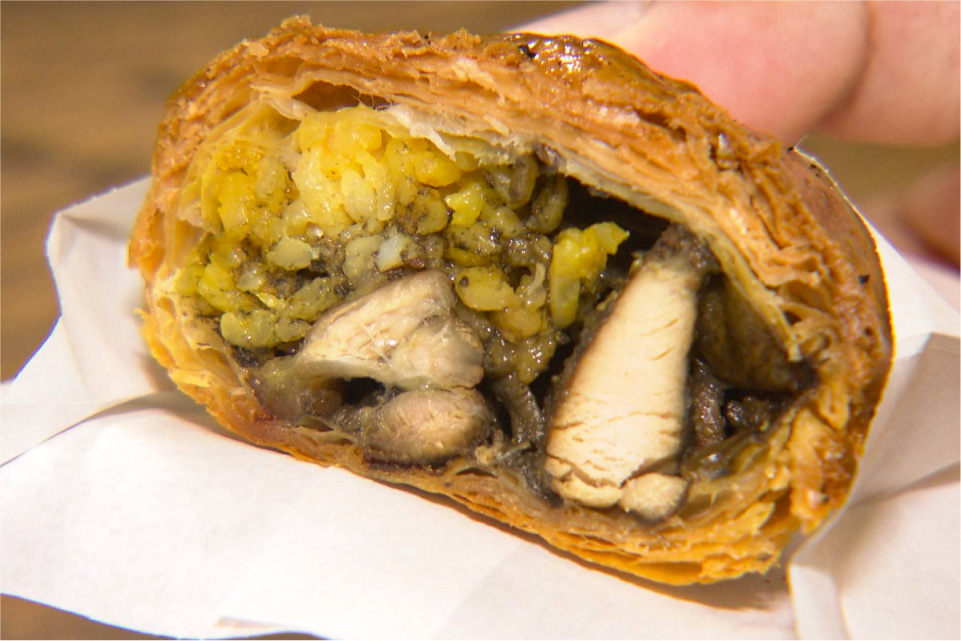 ワンハンド！東北産魂カレーパイだっちゃ♡